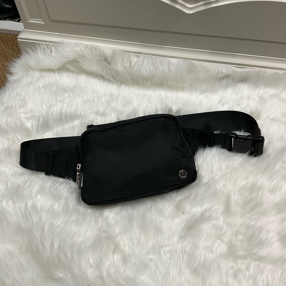 Lululemon Everywhere Belt Bag - Picture 2 of 13